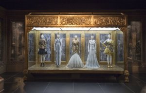 3._Installation_view_of_Romantic_Gothic_gallery_Alexander_McQueen_Savage_Beauty_at_the_VA_c_Victoria_and_Albert_Museum_London_jpg_610x610_q85 (1)