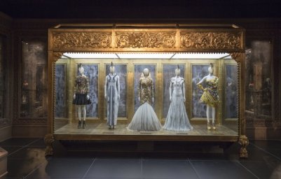 3._Installation_view_of_Romantic_Gothic_gallery_Alexander_McQueen_Savage_Beauty_at_the_VA_c_Victoria_and_Albert_Museum_London_jpg_610x610_q85 (1)