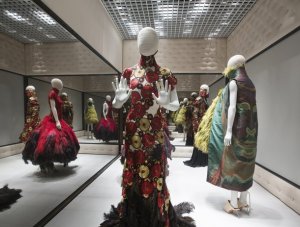 8._Installation_view_of_Voss_Alexander_McQueen_Savage_Beauty_at_the_VA_c_Victoria_and_Albert_Museum_London_jpg_610x610_q85